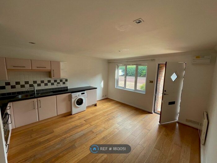 1 Bedroom Flat To Rent In Benwell Court, Sunbury-On-Thames, TW16