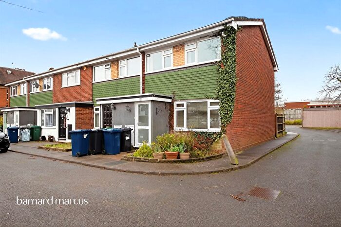 2 Bedroom End Of Terrace House For Sale In Cameron Close, London, N20