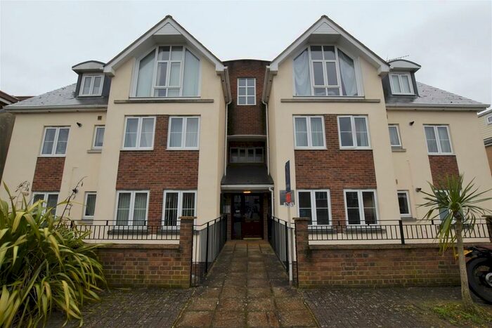 2 Bedroom Flat To Rent In Newport Road, Cowes, PO31