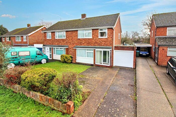3 Bedroom Semi-Detached House For Sale In Bedgrove, Aylesbury, HP21