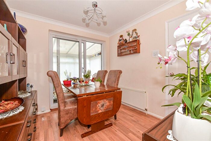 3 Bedroom Link Detached House For Sale In Rylands Road, Kennington, Ashford, Kent, TN24