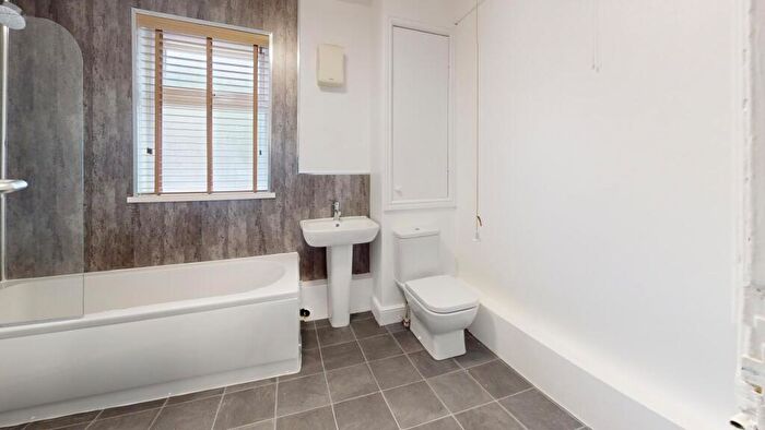 3 Bedroom Flat To Rent In St Michaels Crescent, Leeds, LS6