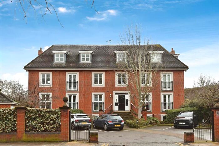 3 Bedroom Flat For Sale In London Road, Brentford, TW8