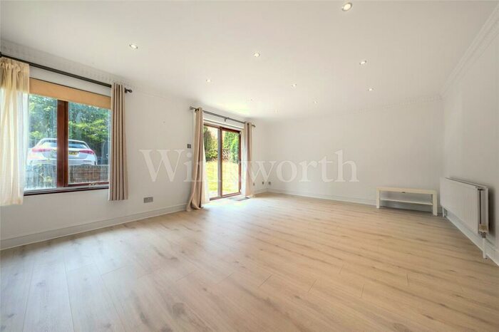 2 Bedroom Apartment To Rent In Beechcroft Avenue, London, NW11