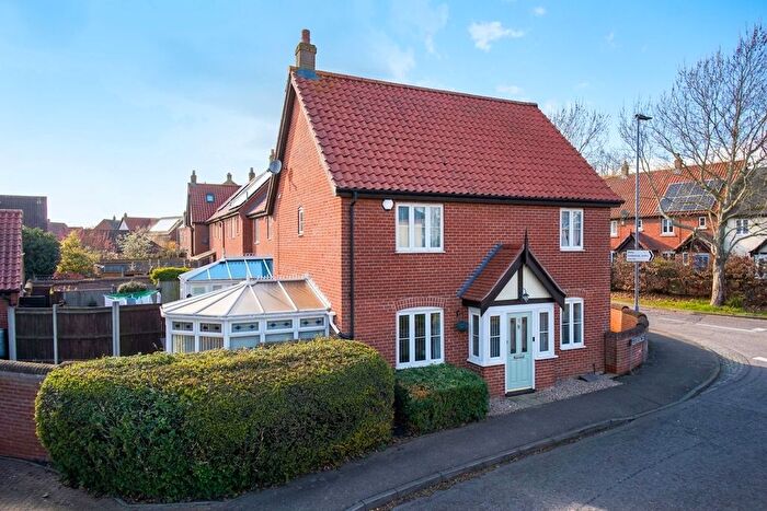 3 Bedroom Link Detached House For Sale In Blackthorn Way, Poringland, Norwich, NR14