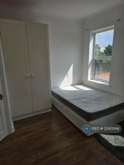 Studio To Rent In Bowes Road, London, N13