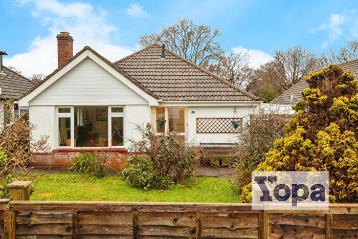 4 Bedroom Bungalow For Sale In Anderwood Drive, Lymington, SO41