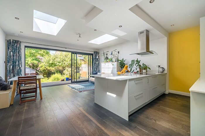 2 Bedroom Flat For Sale In Greenford Avenue, Hanwell, W7