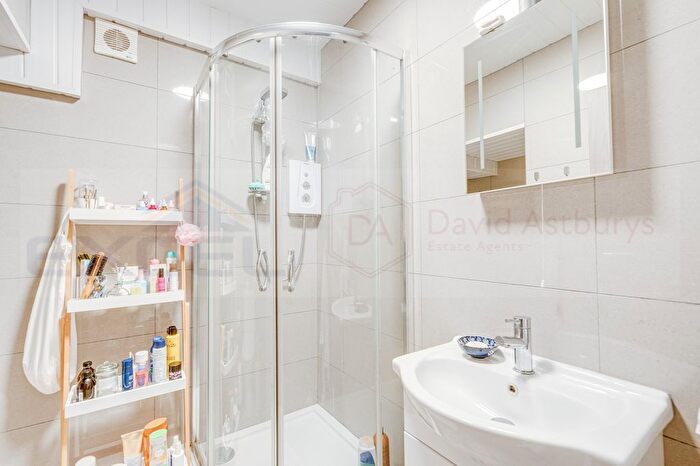 1 Bedroom Flat To Rent In Devonport Road, Shepherds Bush, London, W12