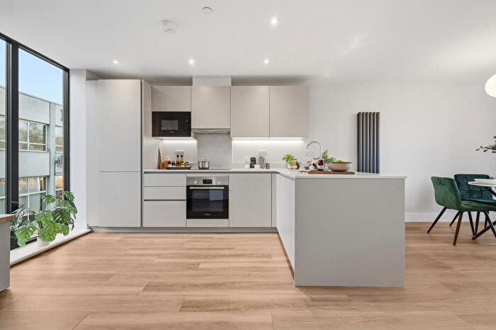 3 Bedroom Town House For Sale In Campfield Road, St. Albans, AL1