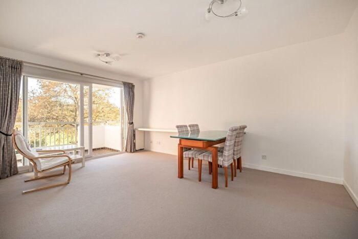 2 Bedroom Flat To Rent In Courtlands, Sheen Road, Richmond, TW10