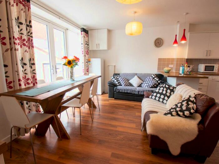 6 Bedroom House To Rent In Saxton Court, Gillingham, ME7