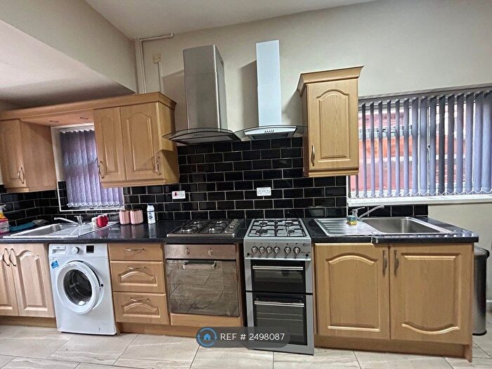 6 Bedroom Terraced House To Rent In Lysways Street, Walsall, WS1