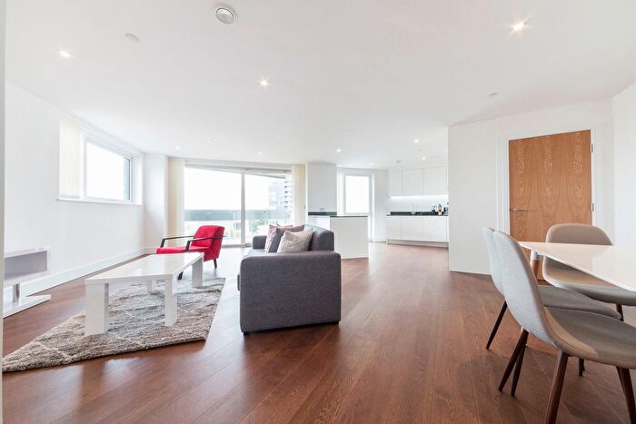 3 Bedroom Flat To Rent In Gateway Tower, Royal Victoria, London, E16