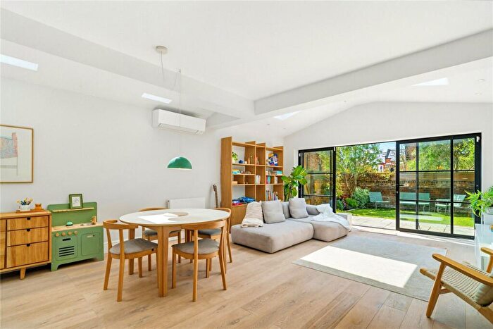 3 Bedroom Apartment For Sale In Alderbrook Road, SW12