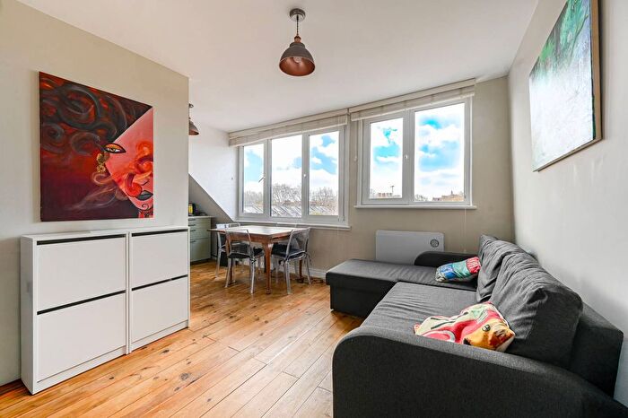 2 Bedroom Flat For Sale In Wandsworth Bridge Road, Parsons Green, London, SW6