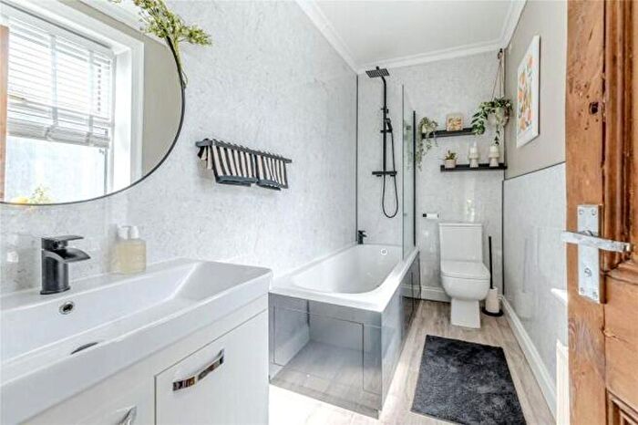 5 Bedroom End Of Terrace House For Sale In Ashgrove Greengates, Bradford, BD10