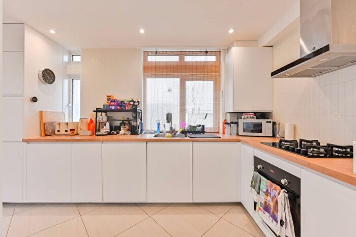 2 Bedroom Flat To Rent In Cedars Road, Battersea, London, SW4