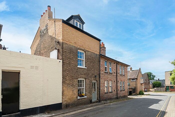 3 Bedroom Semi-Detached House For Sale In Castle Row, Cambridge, CB3