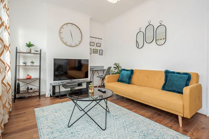 3 Bedroom Flat To Rent In Morieux Road, Leyton, E10