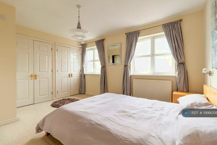 3 Bedroom Semi-Detached House To Rent In Elliotts Way, Reading, RG4