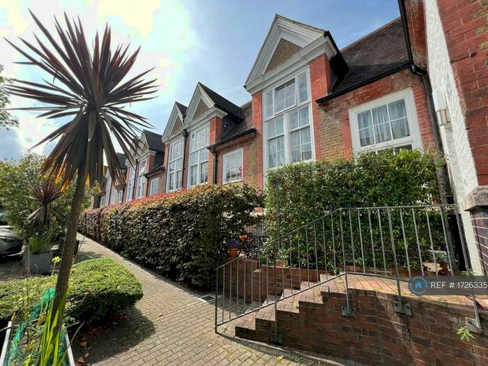 2 Bedroom Flat To Rent In Schoolhouse Yard, London, SE18