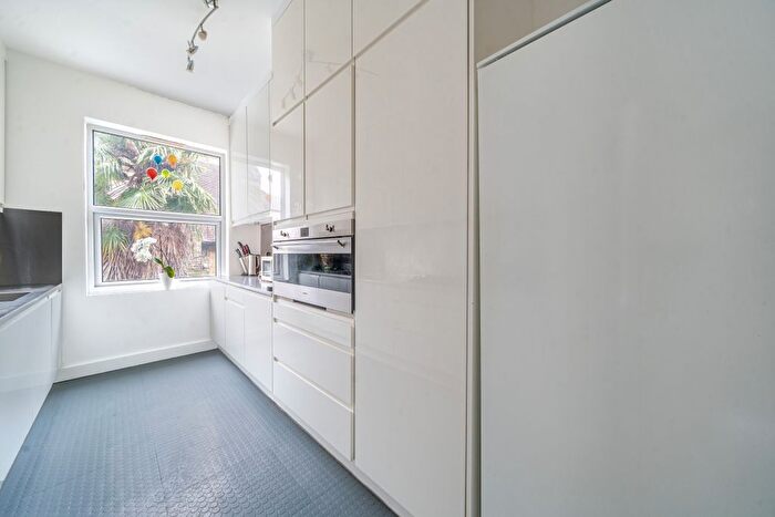 1 Bedroom Flat To Rent In Stowe Road, London, W12