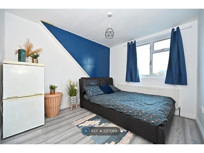 4 Bedroom Flat To Rent In Lichfield Road, Hounslow, TW4