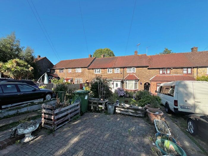3 Bedroom Terraced House For Sale In Straight Road, Romford, RM3