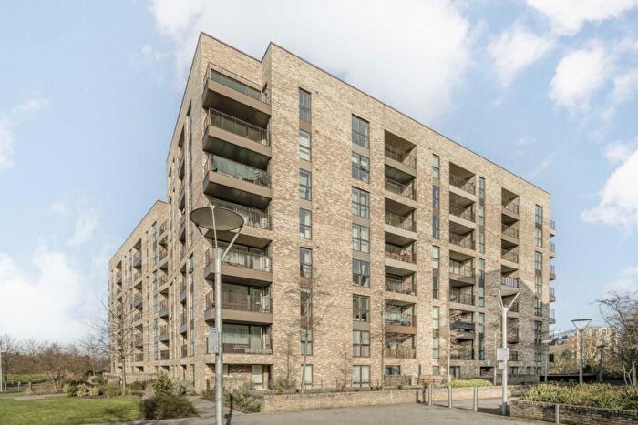 2 Bedroom Flat To Rent In Lakeside Drive, Acton, NW10