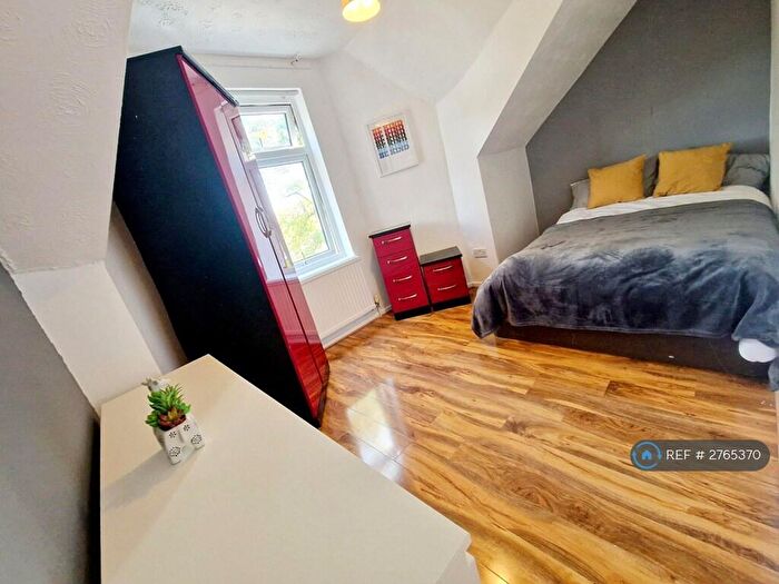 4 Bedroom Flat To Rent In Polygon Road, Manchester, M8
