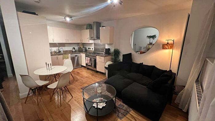 3 Bedroom Flat To Rent In Albion Road, Stoke Newington, N16