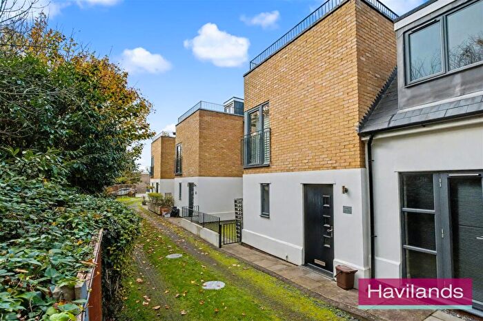 3 Bedroom Town House To Rent In Henrietta Gardens, N21