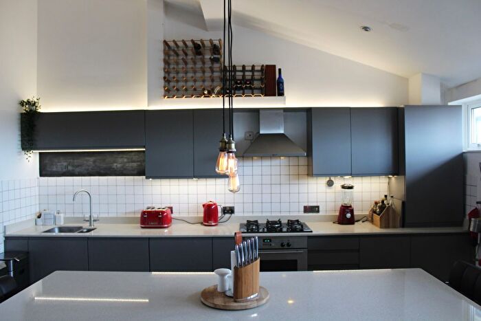 2 Bedroom Flat To Rent In Balham High Road, Balham, SW17