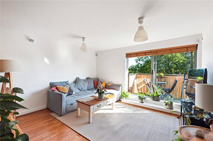 2 Bedroom Apartment For Sale In Benwell Road, London, N7