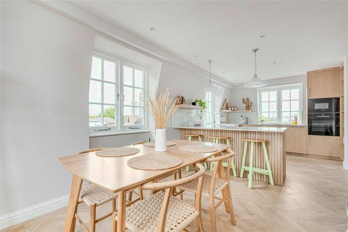 2 Bedroom Flat To Rent In Winfield House, Vicarage Crescent, SW11