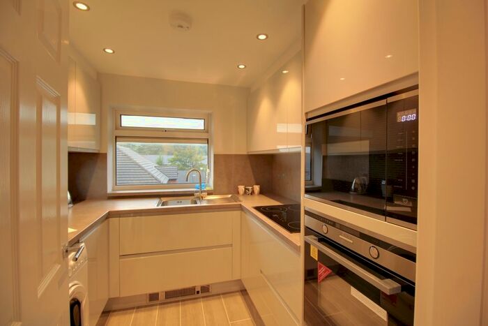 2 Bedroom Flat To Rent In Charles Walk, Whitefield, Manchester, M45