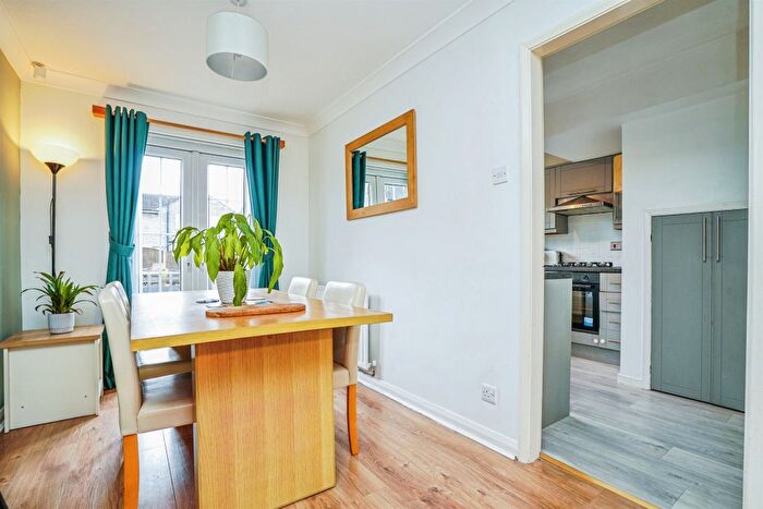 3 Bedroom Terraced House For Sale In Westwinn View, Leeds, LS14