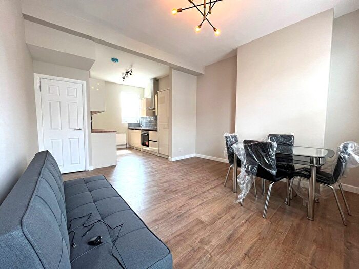 2 Bedroom Maisonette To Rent In Palmerston Road, Walthamstow, E17