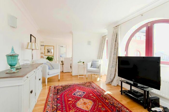 2 Bedroom Flat To Rent In William Morris Way, London, SW6
