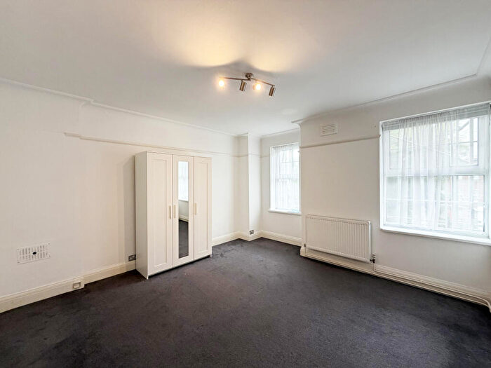 2 Bedroom Apartment To Rent In Yew Tree Court, Bridge Lane, London, NW11