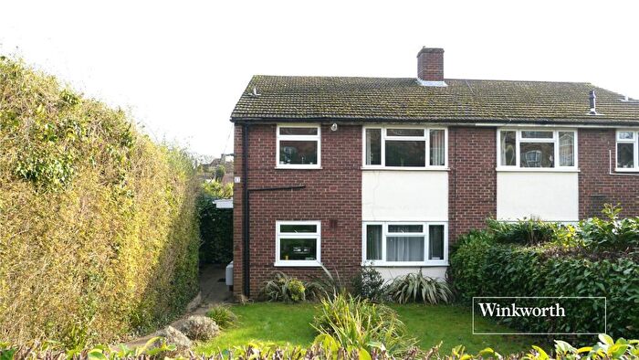 2 Bedroom Flat For Sale In Bells Hill, Barnet, EN5