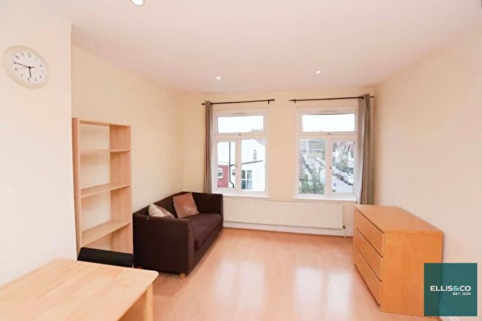 2 Bedroom Apartment To Rent In Finchley Road, Golders Green, NW11