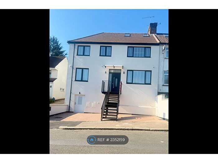 3 Bedroom Flat To Rent In Warwick Road, Barnet, EN5