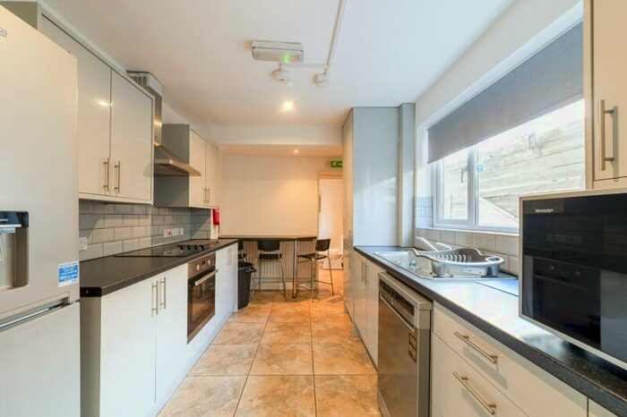 5 Bedroom End Of Terrace House To Rent In Kimbolton Avenue, Lenton, Nottingham, NG7