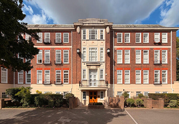 2 Bedroom Apartment For Sale In Lulworth Court, Cannon Hill, London, N14