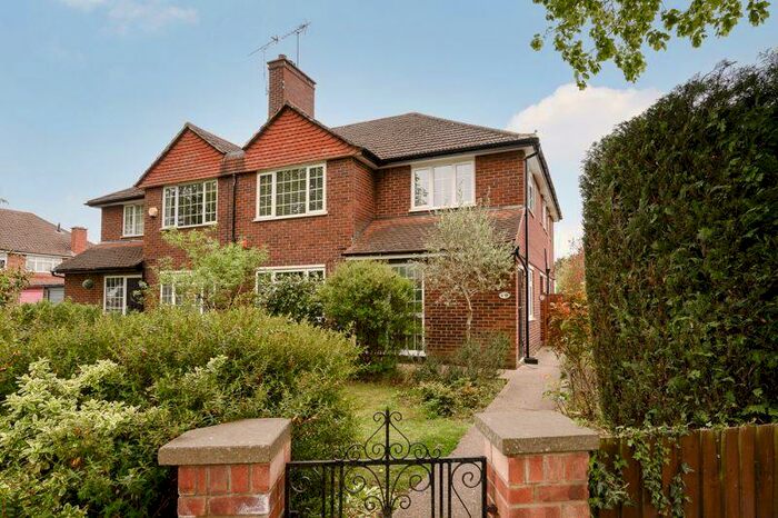 2 Bedroom Detached House To Rent In Sugden Road, Thames Ditton, KT7