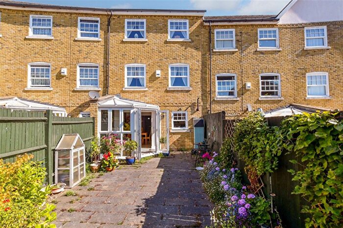 4 Bedroom Town House For Sale In Tarragon Road, Maidstone, Kent, ME16