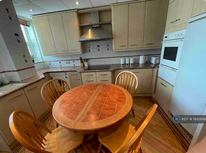 3 Bedroom Flat To Rent In Marine Drive, Brighton, BN2