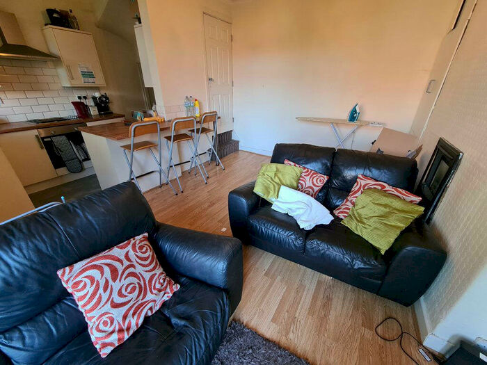 3 Bedroom House To Rent In Knowle Terrace, Leeds, LS4